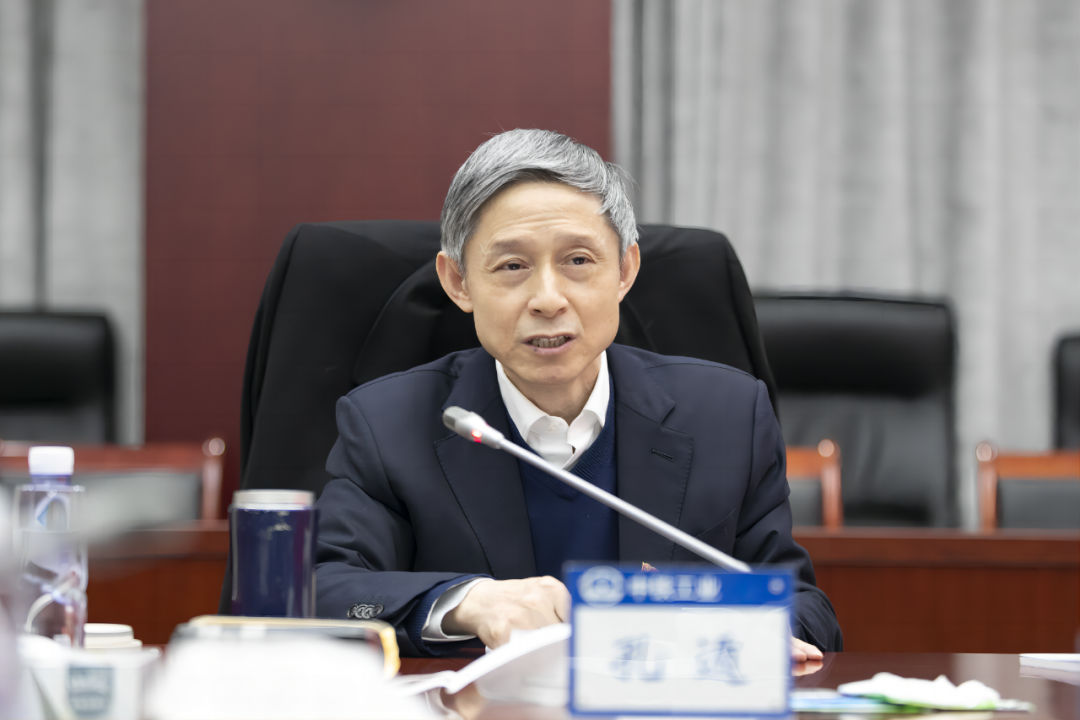 中國(guó)中鐵黨委常委、副總裁、總工程師孔遁參加指導(dǎo)中鐵工業(yè)黨委2022年度黨員領(lǐng)導(dǎo)干部民主生活會(huì)，并慰問勞模先進(jìn)代表