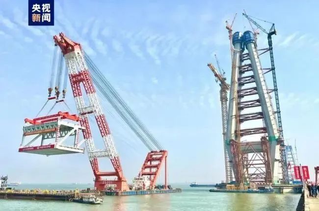 超級工程丨常泰長江大橋主航道橋首個大節(jié)段鋼梁順利吊裝