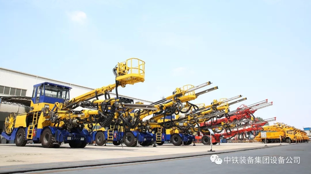隧道施工神器———中鐵裝備三臂鑿巖臺(tái)車