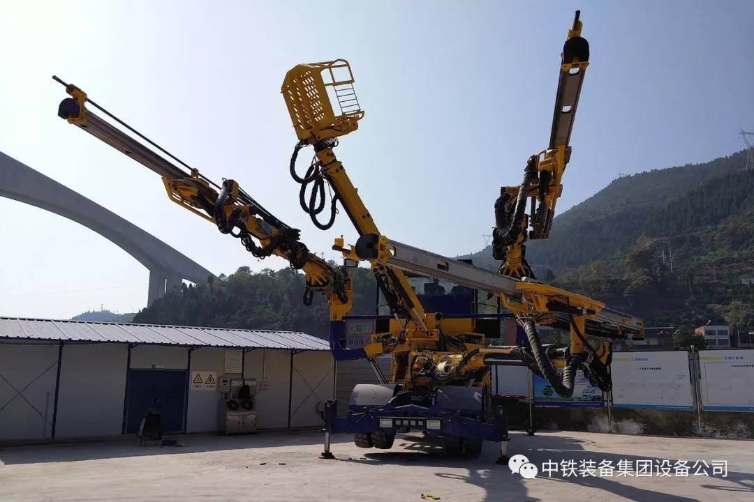 隧道施工神器———中鐵裝備三臂鑿巖臺(tái)車