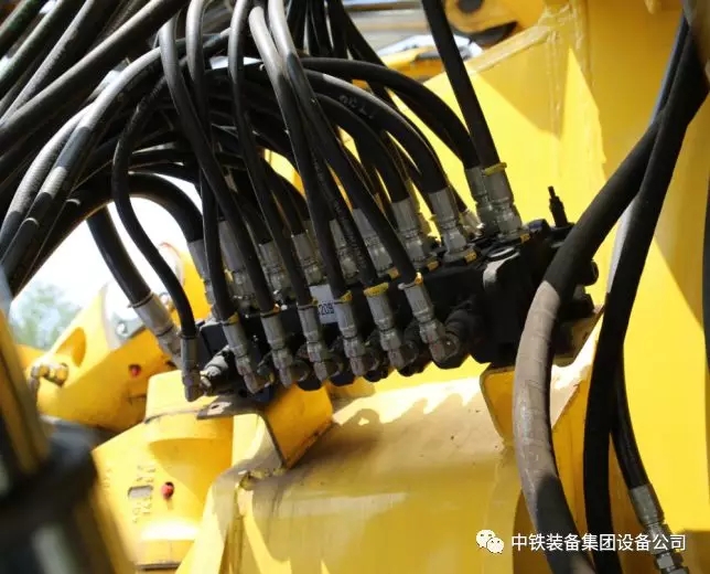 隧道施工神器———中鐵裝備三臂鑿巖臺(tái)車
