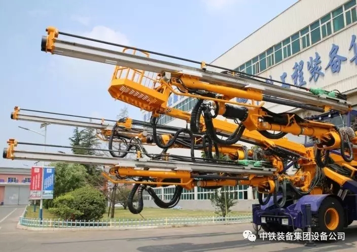 隧道施工神器———中鐵裝備三臂鑿巖臺(tái)車