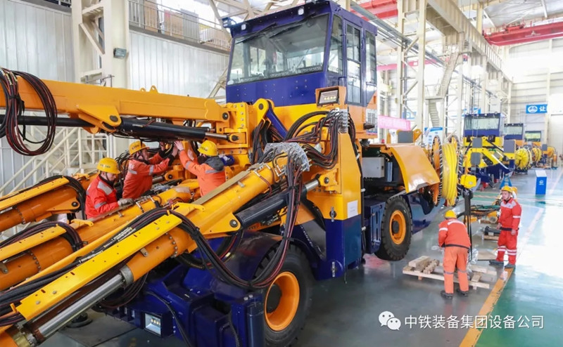 隧道施工神器———中鐵裝備三臂鑿巖臺(tái)車