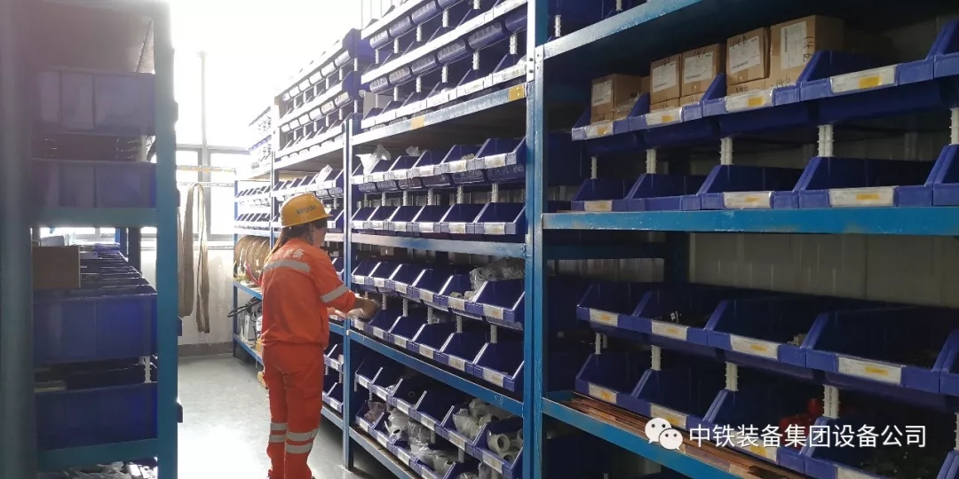 隧道施工神器———中鐵裝備三臂鑿巖臺(tái)車