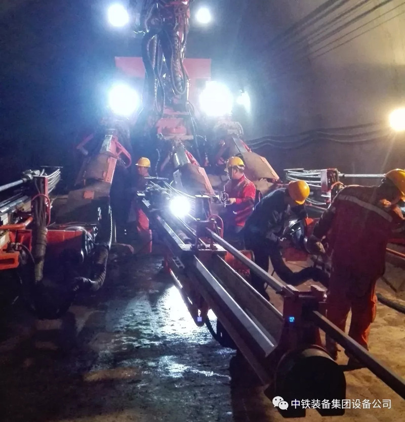 隧道施工神器———中鐵裝備三臂鑿巖臺(tái)車