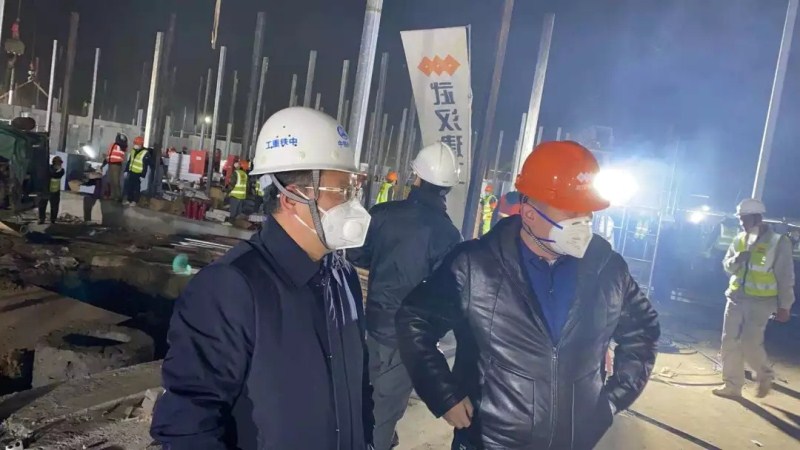 黨旗飄揚(yáng)在戰(zhàn)“疫”最前線！23小時完成火神山醫(yī)院19榀鋼桁架拼裝