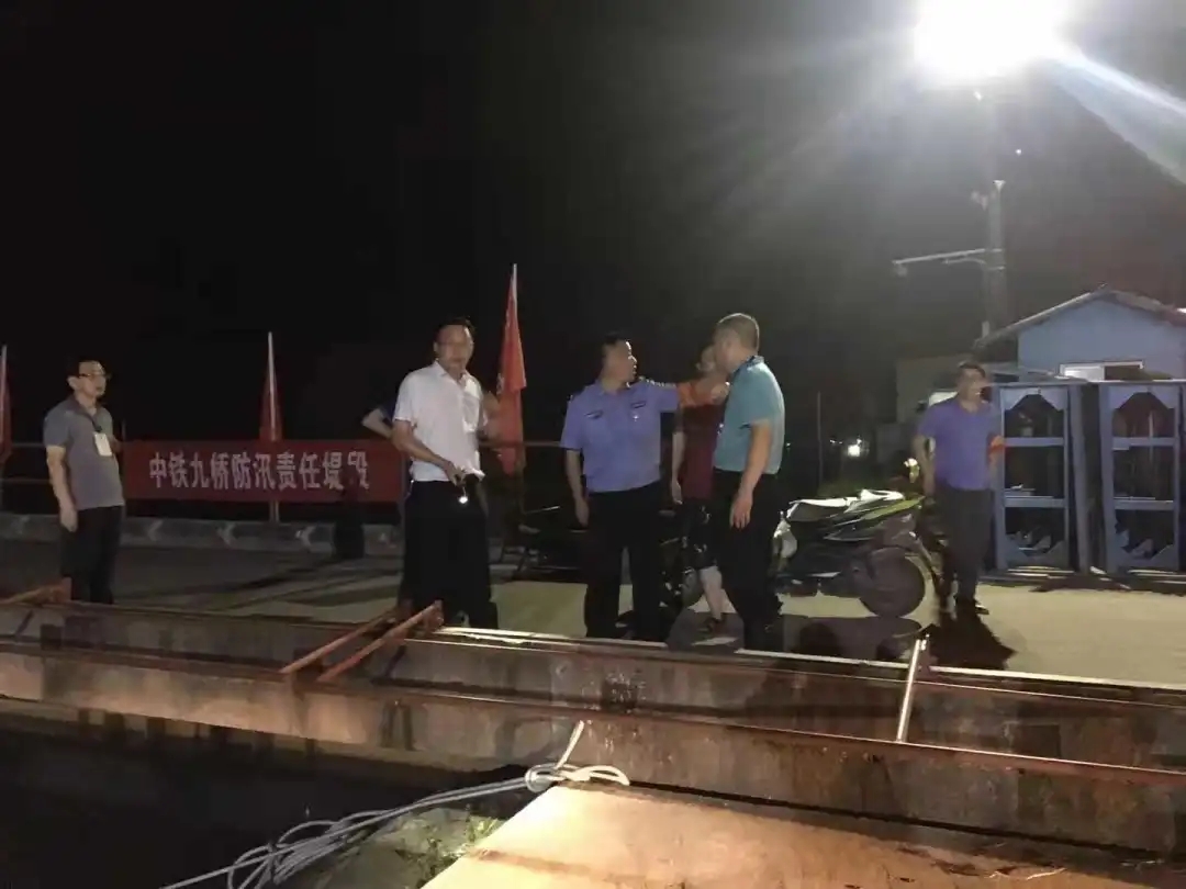 落實(shí)防汛應(yīng)急Ⅰ級(jí)響應(yīng)，中鐵九橋奮戰(zhàn)長(zhǎng)江堤防最前沿